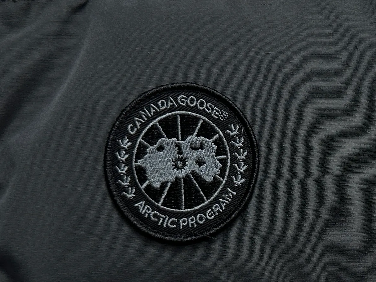 P360 [Canada Goose] Canada Goose black label #Freestyle Crew 4151mb men’s and women’s vest down ➖ Imported Behringer embroidery machine with customized 10,000-needle embroidery label! ➖ Imported 21-count polyester-cotton blended original fabric, using Feather-Light 10D waterproof coating fabric, made of 84.5% polyester fiber and 15.5% cotton, 100% the best feel in the entire network! ➖ The genuine official website uses the national standard 80 white duck down, and will never be misled by false claims such as 90 down or goose down! ➖ 100% nylon nylon lining with double double-layer sealing design to prevent velvet from running away. Top-grade polar fleece is used in the collar and pockets to keep warm and comfortable! ➖ Yoshida YKK provides original custom-made electroplated sliders. YKK two-way lockable zippers are tight and smooth and will not peel off paint! ➖ 3M composite original Velcro is durable, and all accessories and hardware are disassembled and customized! ⛔No slander, no exaggeration, no need for too much copywriting, because it is focused, it is professional!  SIZE: XS S M L XL XXL